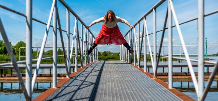 Eveline Mos op de brug